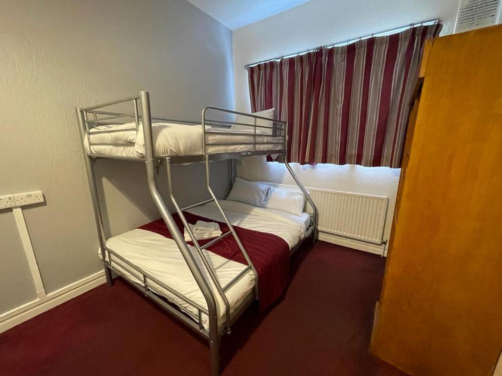 St Nicholas Hotel ハーロウ エクステリア 写真