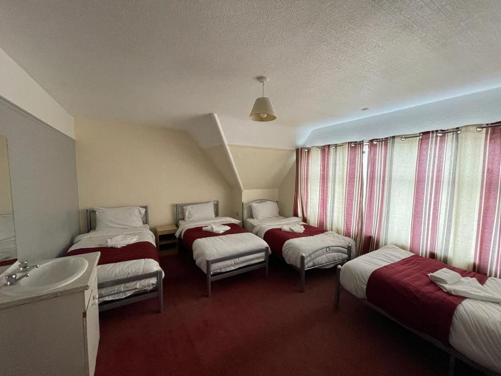 St Nicholas Hotel ハーロウ エクステリア 写真