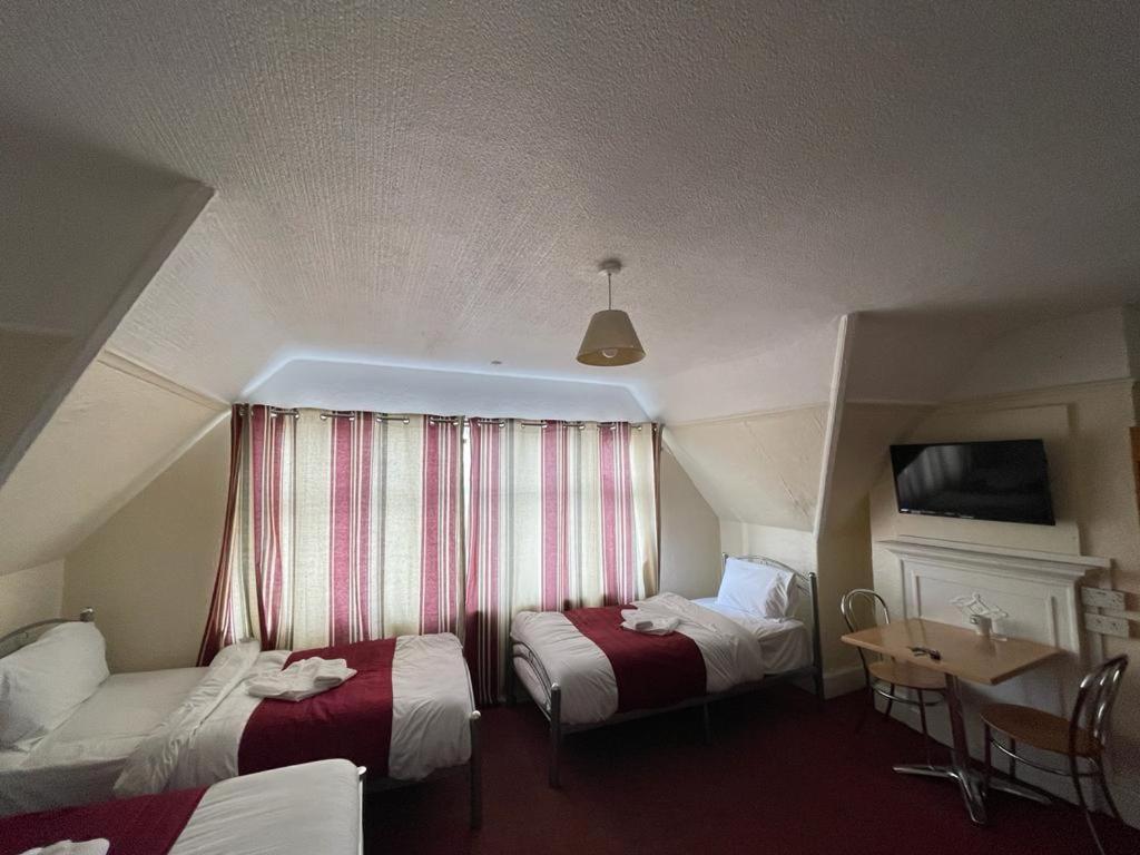 St Nicholas Hotel ハーロウ エクステリア 写真