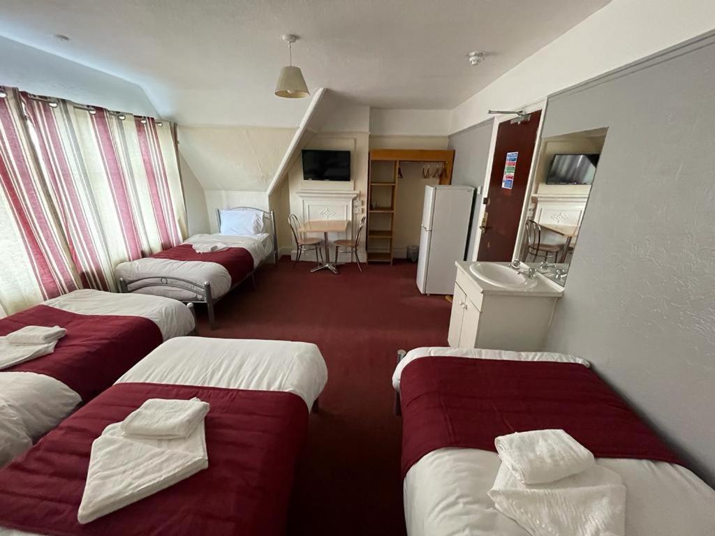 St Nicholas Hotel ハーロウ エクステリア 写真