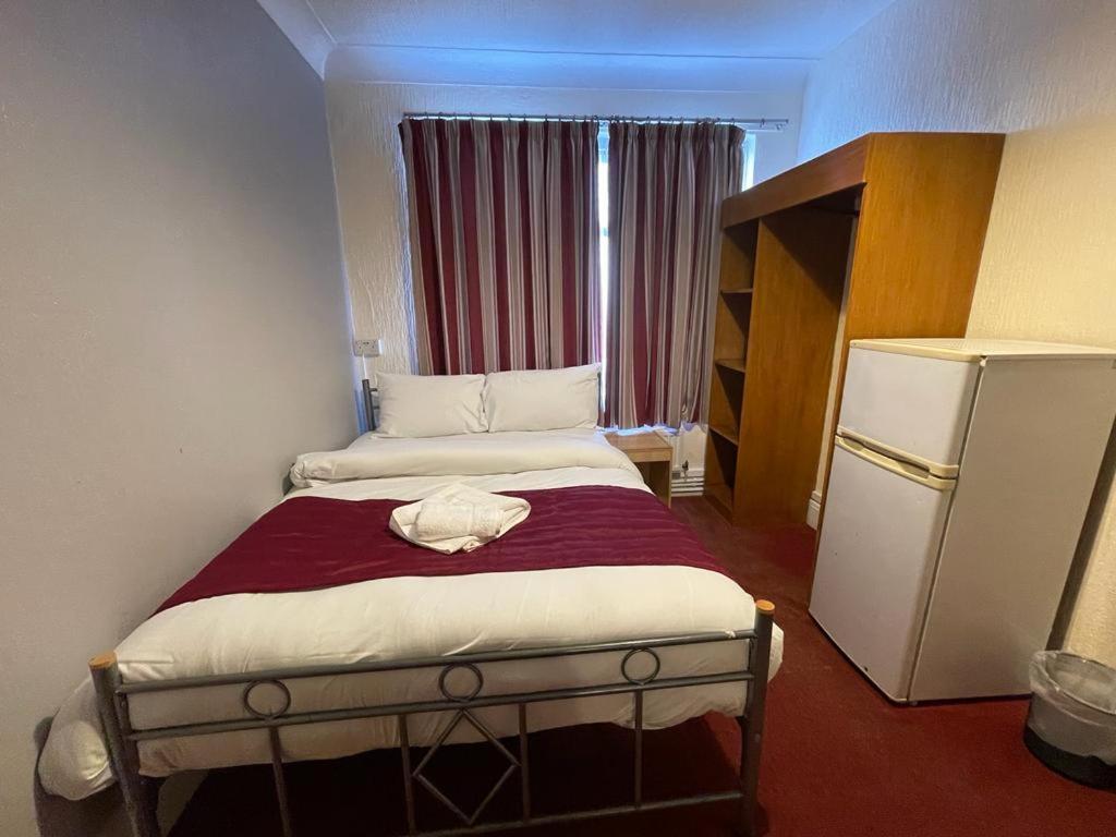 St Nicholas Hotel ハーロウ エクステリア 写真