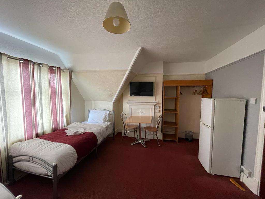 St Nicholas Hotel ハーロウ エクステリア 写真