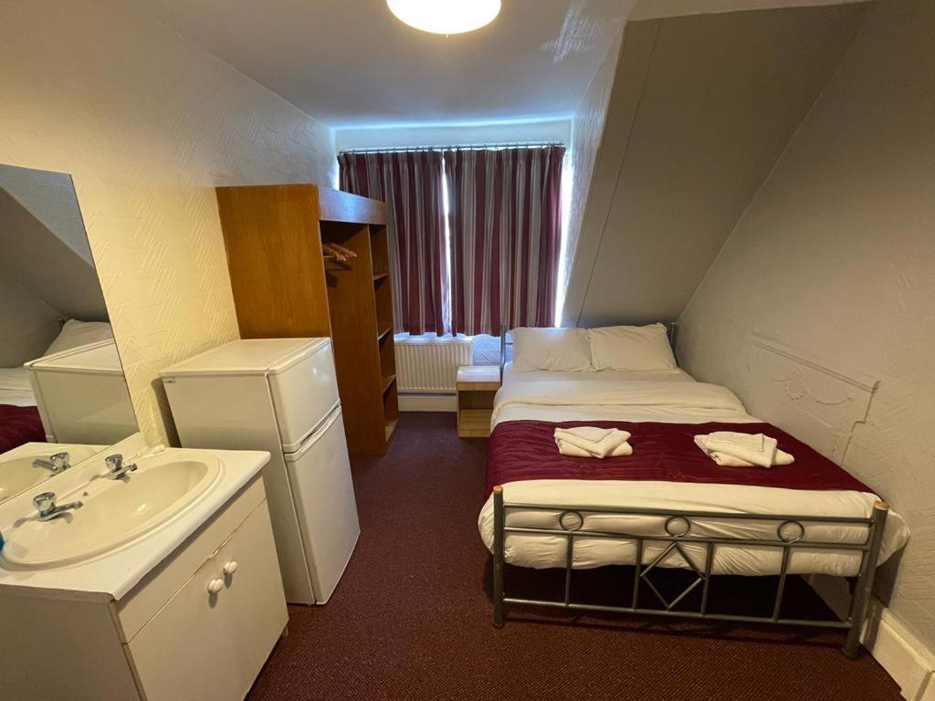 St Nicholas Hotel ハーロウ エクステリア 写真